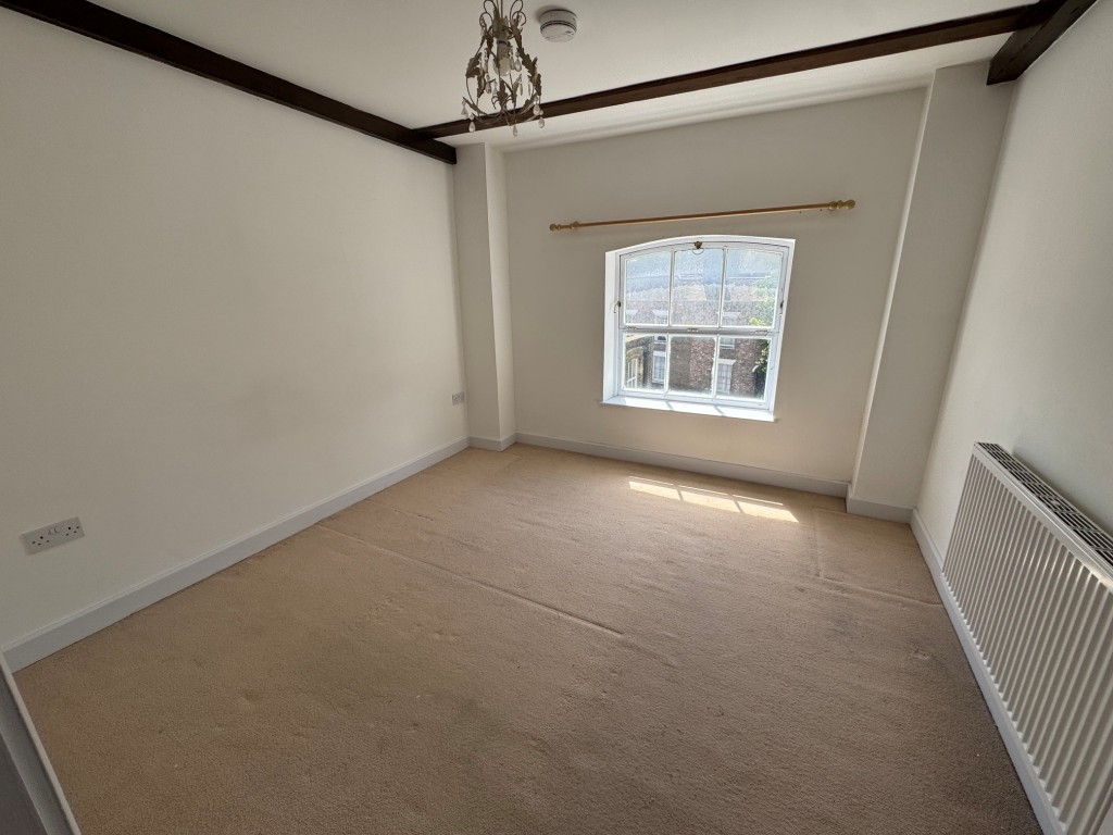 Lot: 101 - ONE-BEDROOM FLAT CLOSE TO TOWN CENTRE - Bedroom